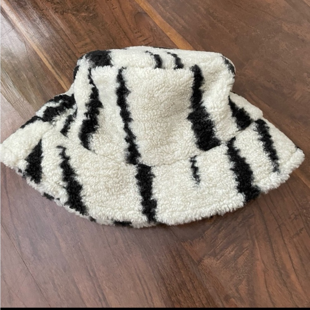 Free People Black and Cream Faux Fur Bucket Hat - Picture 2 of 2